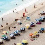 playa llena de personas